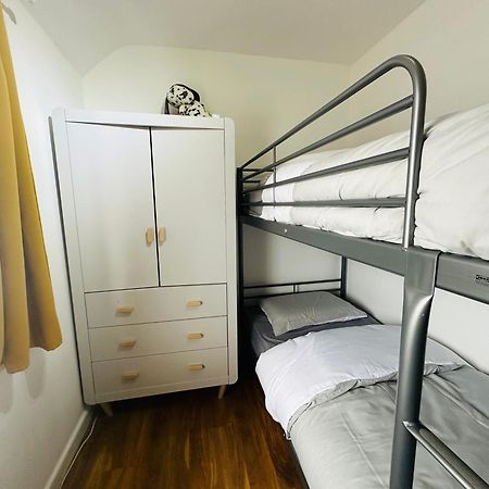 Beautiful Home In London With Easy Access To Central London Sutton  Kültér fotó