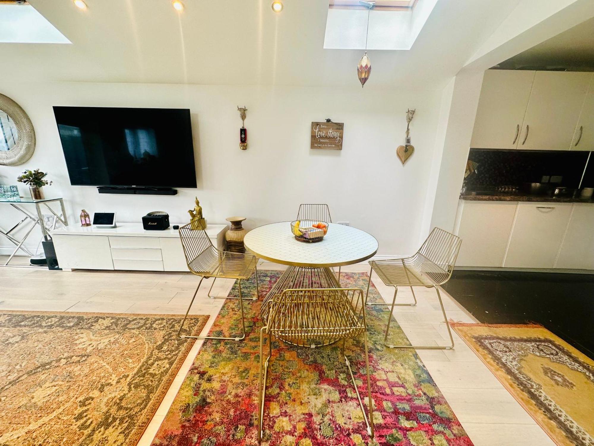 Beautiful Home In London With Easy Access To Central London Sutton  Kültér fotó